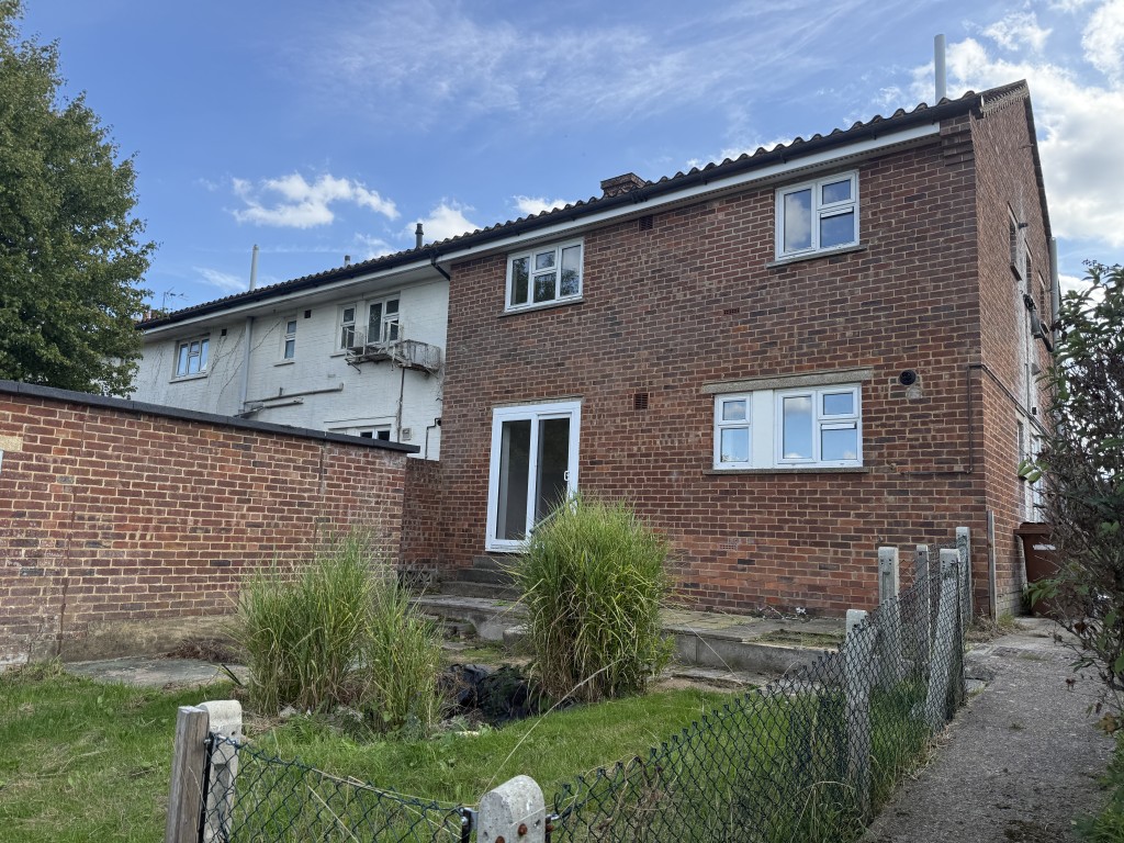 Lot: 136 - BLOCK OF FLATS FOR IMPROVEMENT ON 0.51 ACRE PLOT AND POTENTIAL FOR DEVELOPMENT - View of part of Block of Eight Flats